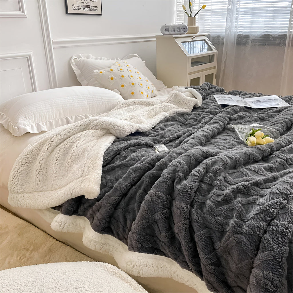 Double-Sided Fleece Throw Blanket — Ultra-Soft Winter Comfort 3